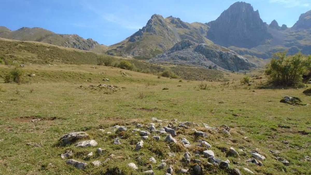 Campo tumular en Mampodre. 
. ALFONSO MARTÍNEZ