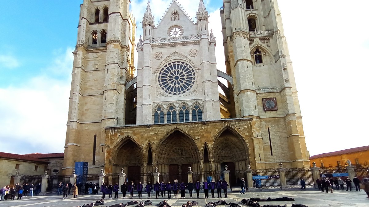 Performance realizada esta mañana junto a l a Catedral de León. MARCIANO PÉREZ