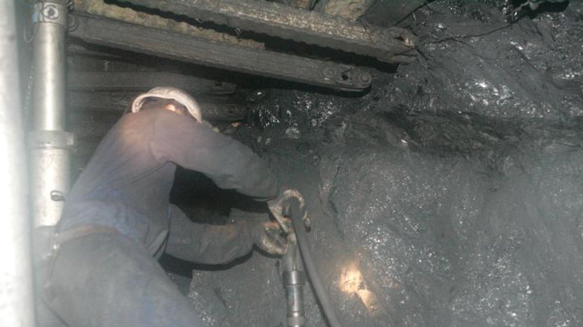 Un trabajador realizando su labor en una mina de la provincia.