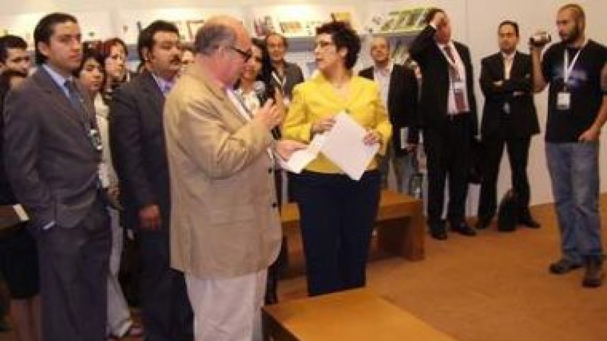 Nubia Macías, en el centro, durante una de las actividades de la Feria del Libro de Guadalajara (Méx