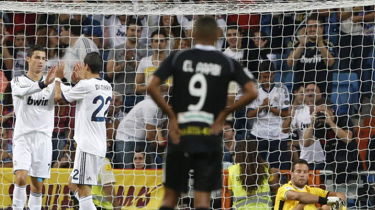 Cristiano Ronaldo celebra tímidamente su segundo gol junto alcentrocampista argentino Ángel Di María.