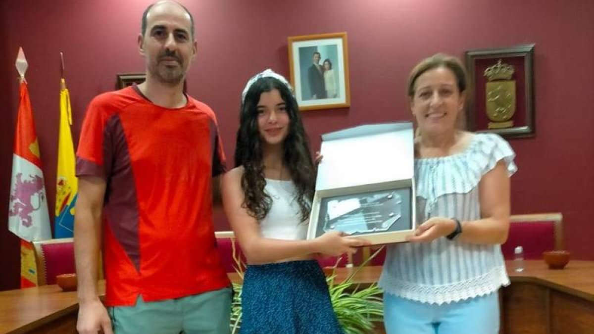 Lorena Pérez recibió un homenaje en Mansilla de las Mulas. DL