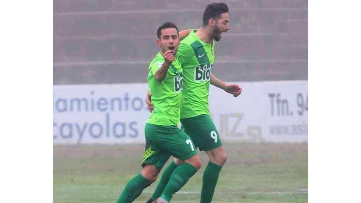 Menudo y Figueroa celebran el gol del canario entre la niebla del Ciudad de Tudela. CHAVERRI