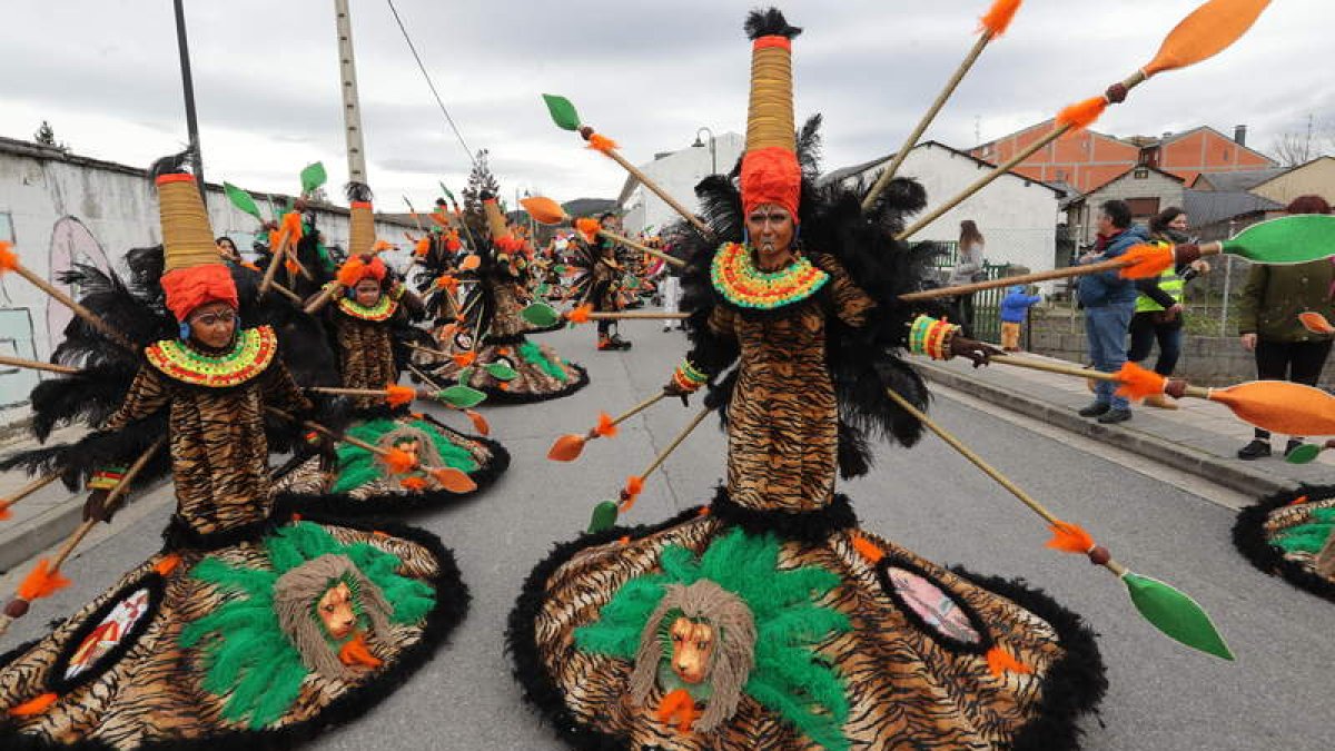 Las calles de Vega de Espinareda volvieron ayer a llenarse de colorido por su carnaval. L. DE LA MATA