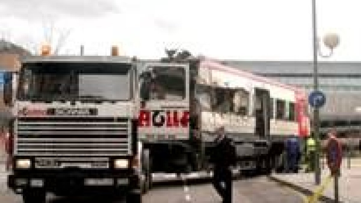 Un camión transporta los vagones afectados por la explosión de la estación de Atocha
