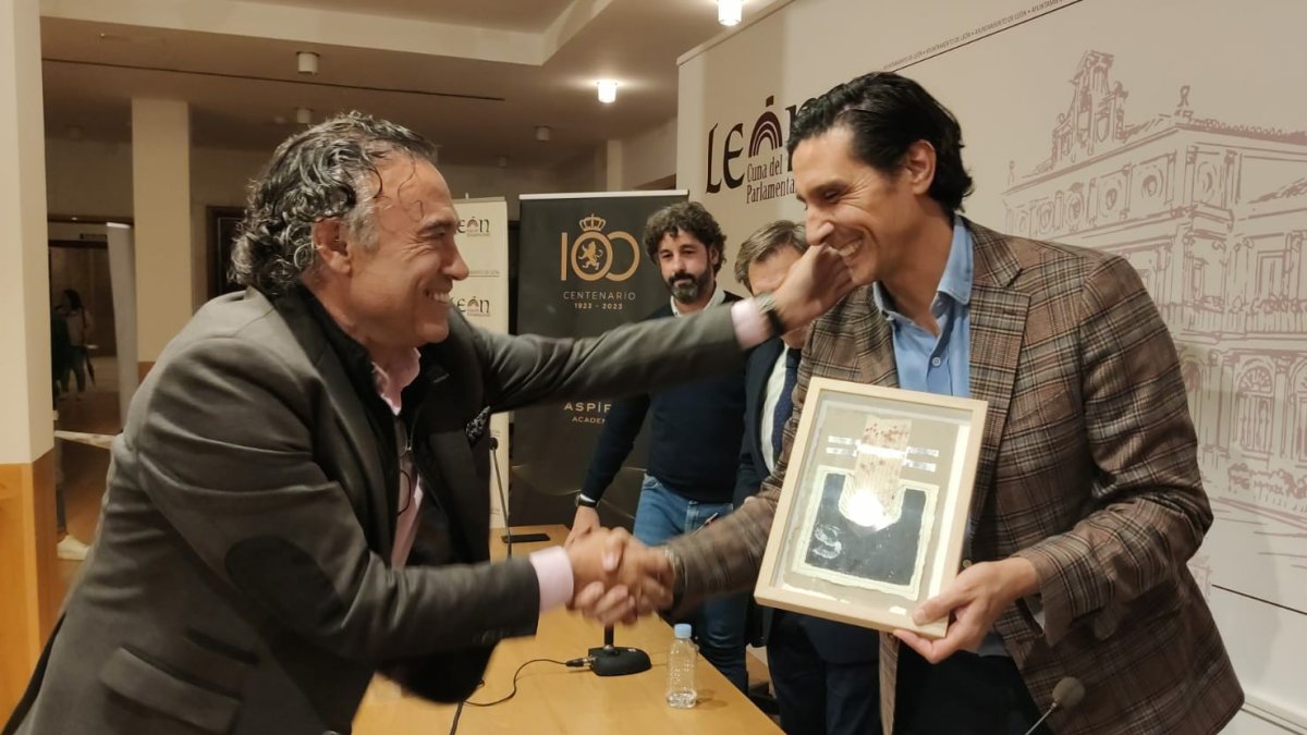 Sergio Fernández, a la derecha, recibe un obsequio del director general de la Cultural Felipe Llamazares por su participación activa en el Centenario del club leonés. DL