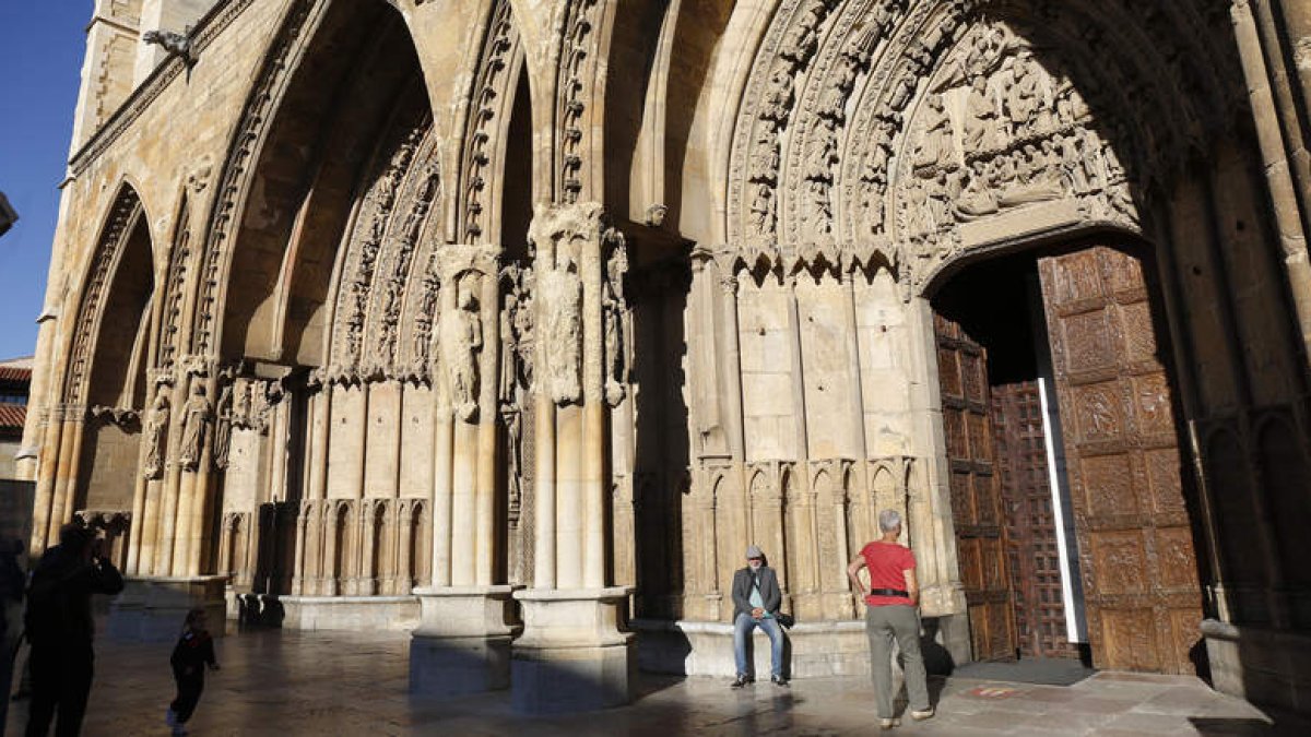 El pórtico de la Catedral, que sufre el llamado ‘mal de la piedra’, además del deterioro de siglos y la contaminación, será ahora restaurado. FERNANDO OTERO