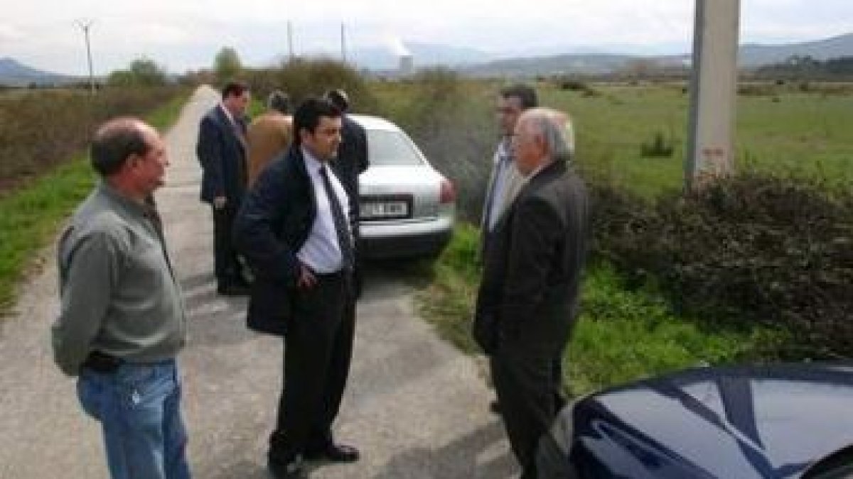 El alcalde de Cubillos, José Luis Ramón, visitando terrenos del Bayo