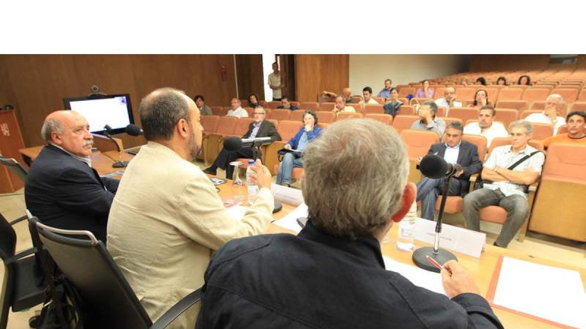 Catedráticos y técnicos (a la izquierda Florencio Zoido) debatieron ayer sobre el nuevo modelo territorial para el Bierzo.