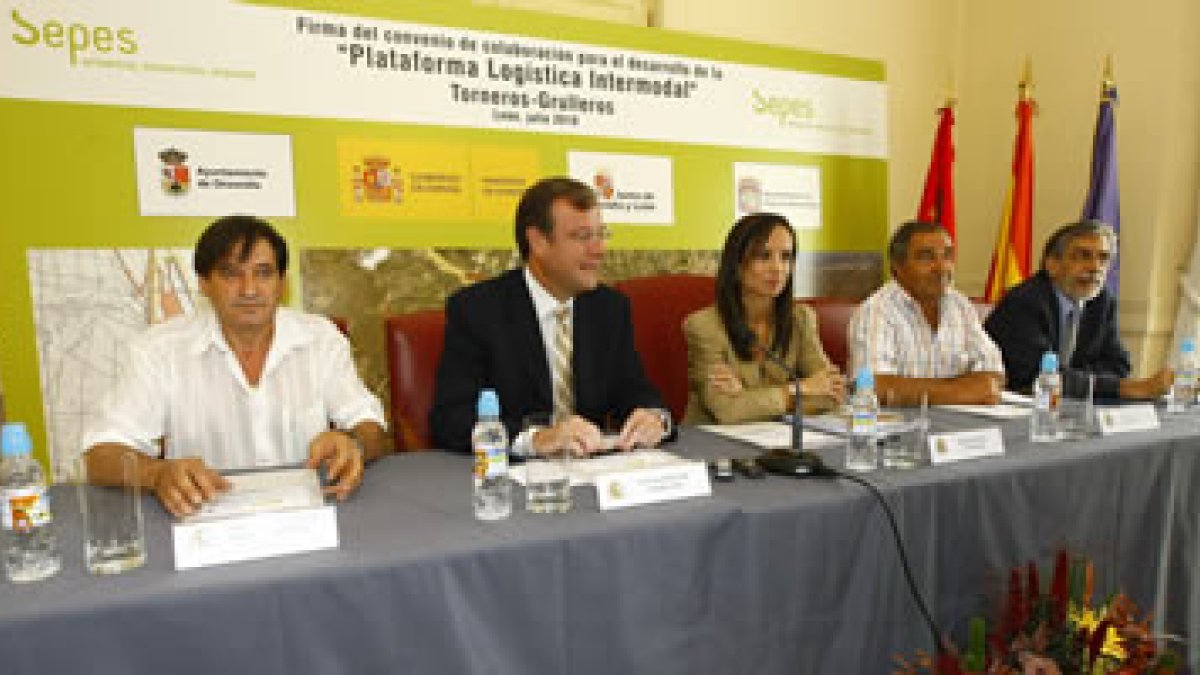 Un momento de la firma del convenio durante la visita de la ministra de Vivienda, Beatriz Corredor.