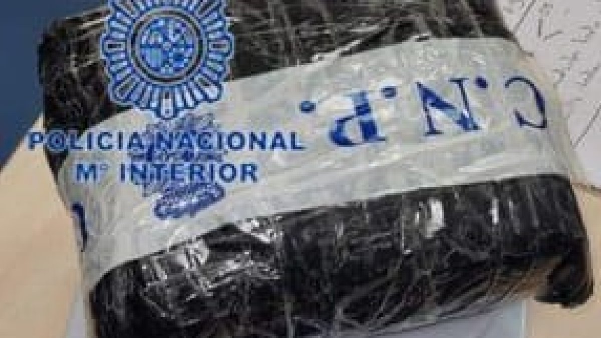 Imagen del paquete de cocína encautado. POLICÍA NACIONAL