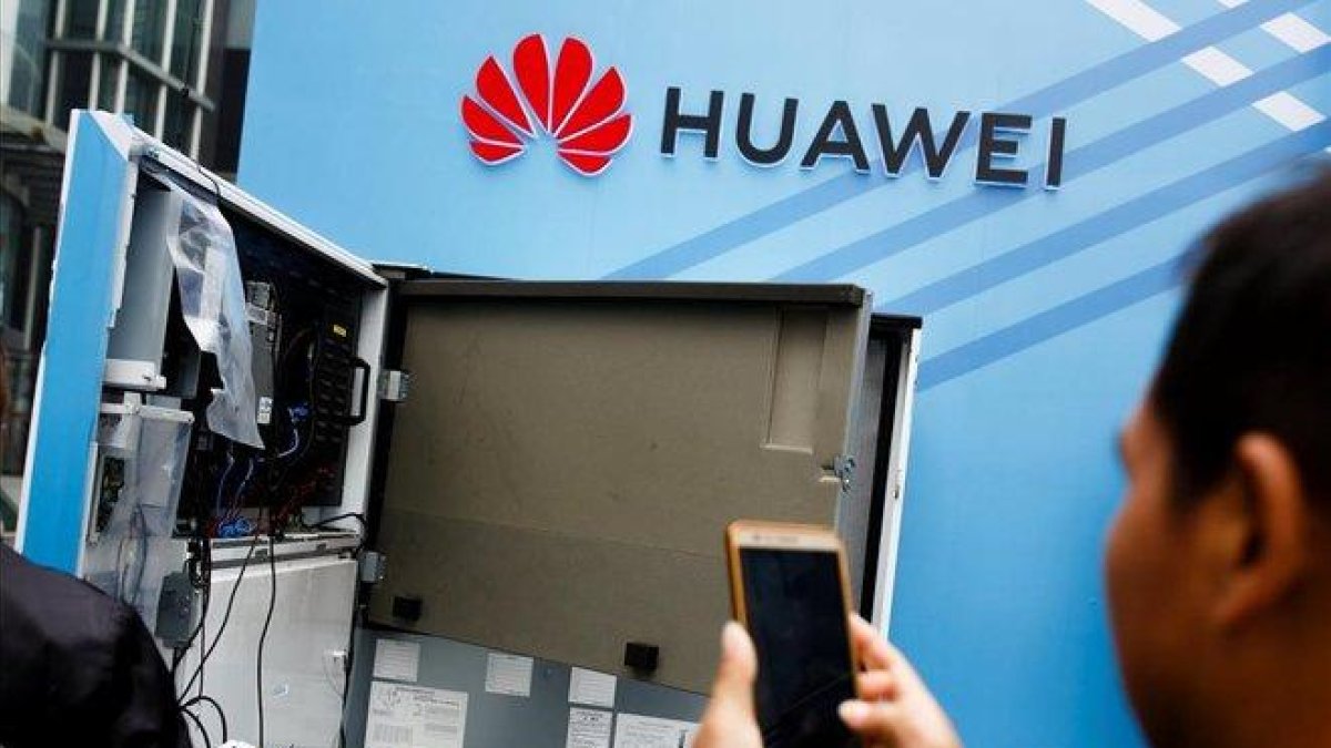 Un usuario toma una foto del interior de una máquina en el estand de Huawei en una feria celebrada en la ciudad china de Shenzhen.