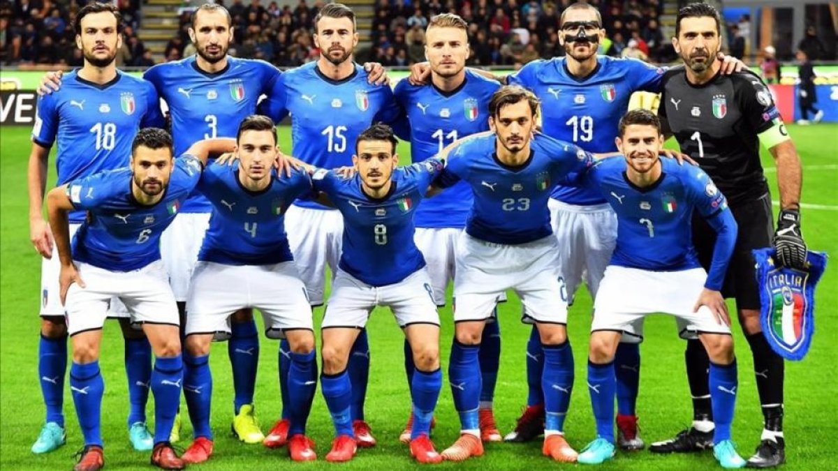 Una Italia para la (negra) historia: Parolo, Chiellini, Barzagli, Immobile, Bonucci y Buffon (de pie); Candreva, Darmian, Florenzi, Gabbiadini y Jorginho.