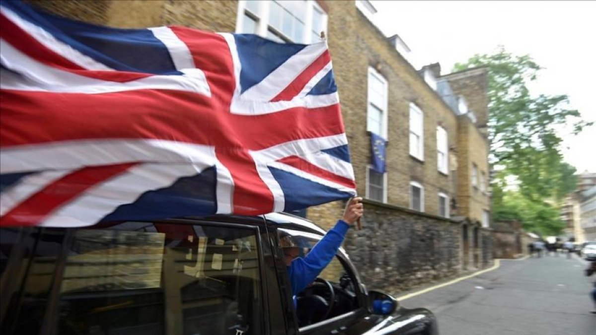 Un motorista con una bandera británica en el centro de Londres.