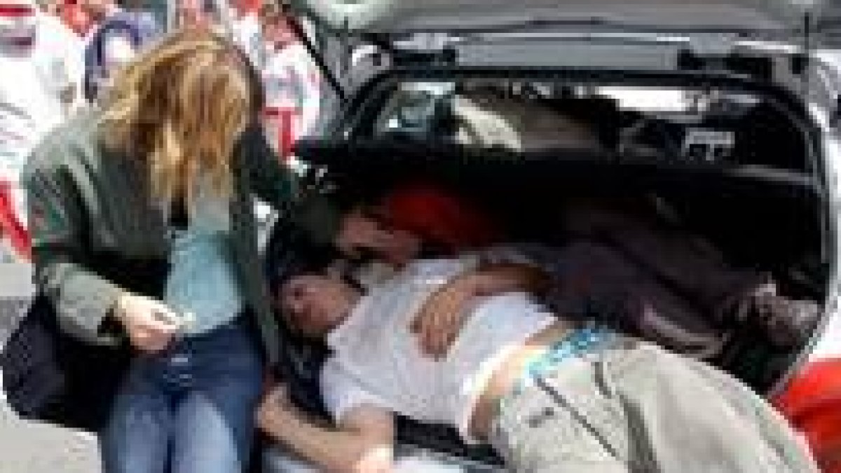Dos jóvenes duermen en Pamplona en el maletero de un coche tras disfrutar de los sanfermines