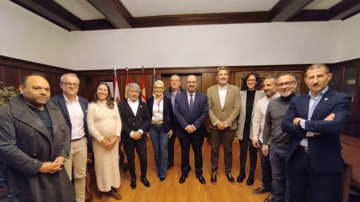 En el centro, Marco Morala y el presidente del Círculo Empresarial Leonés (CEL) , Julio César Álvarez, junto