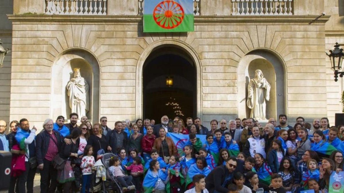 Acto de colocación de la bandera gitana en el Ayuntamiento de Barcelona en el día del pueblo romaní, el pasado abril.