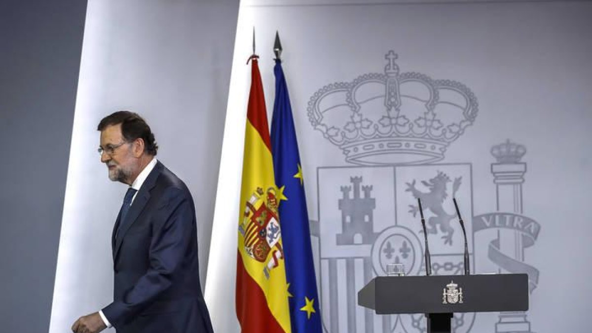 El presidente del Gobierno, Mariano Rajoy, tras su comparecencia tras el Consejo de Ministros extraordinario