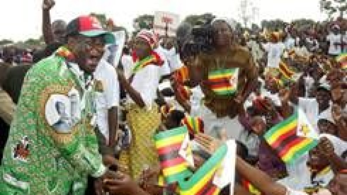 Partidarios de Mugabe, durante el cierre de la campaña electoral