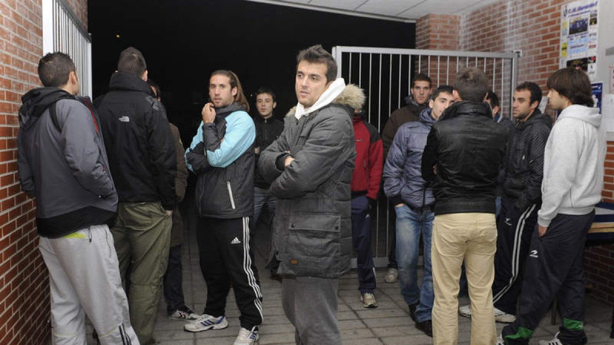 Villafañe, en primer término, junto al resto de futbolistas que pidieron ayer la baja.