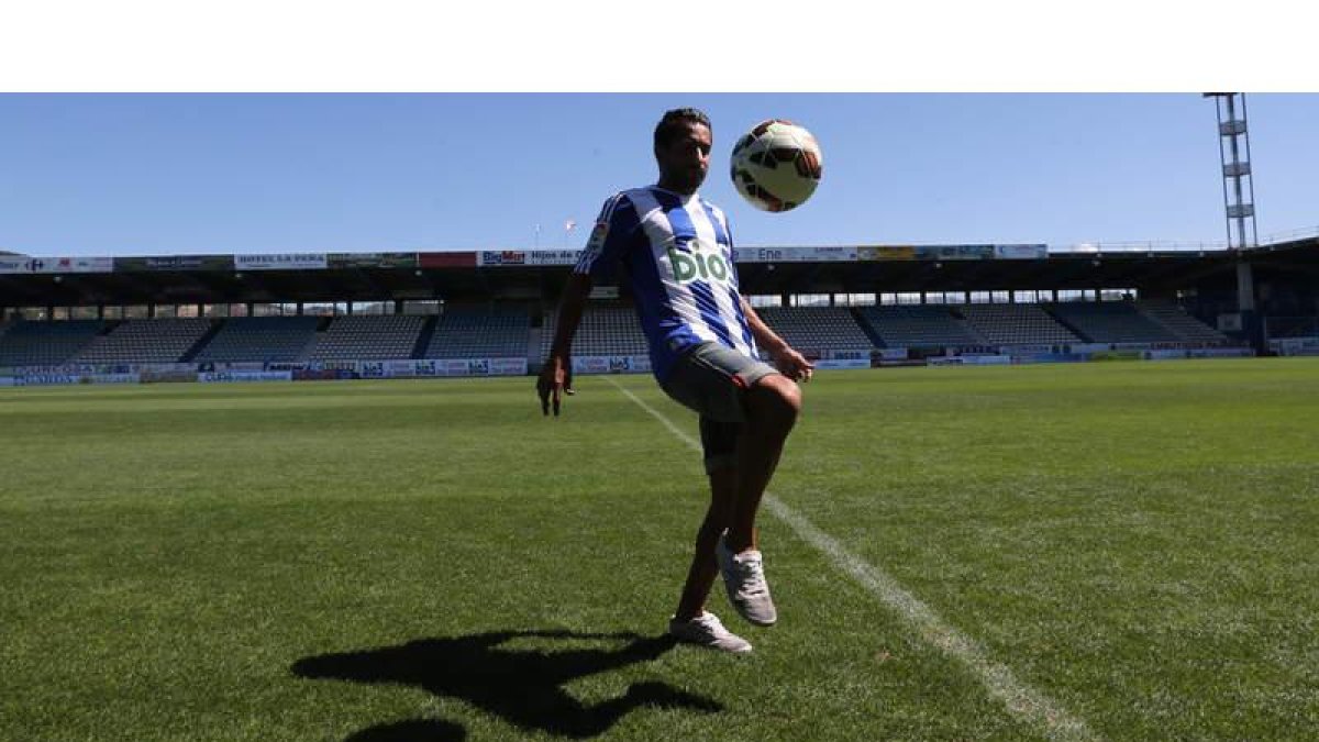 Los aficionados de la Ponferradina volverán a teñir de blanquiazul las gradas del estadio El Molinón