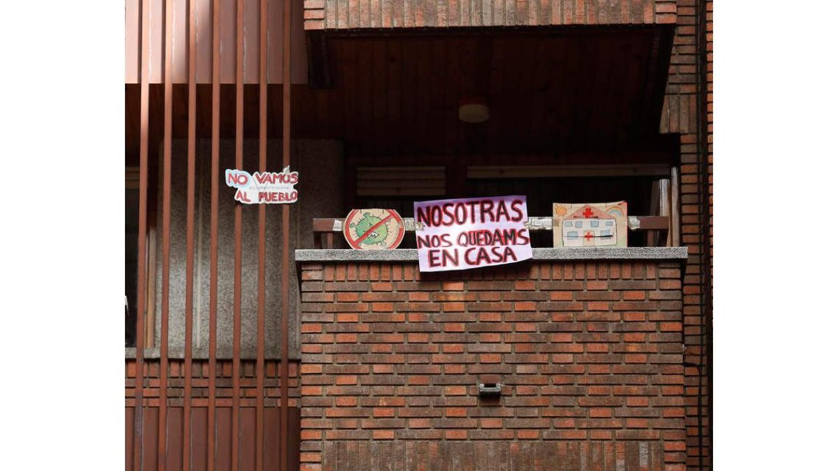 Mensajes en las ventanas de los edificios de León.