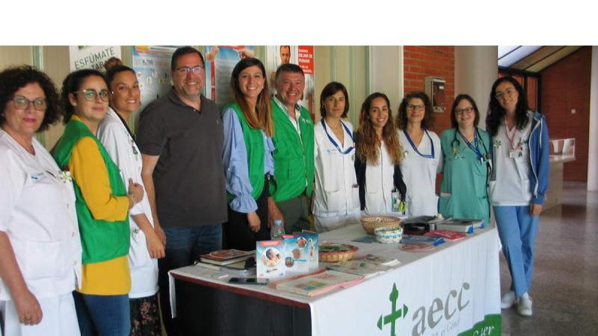 Una mesa a las puertas del Hospital dio a conocer el plan. MACÍAS