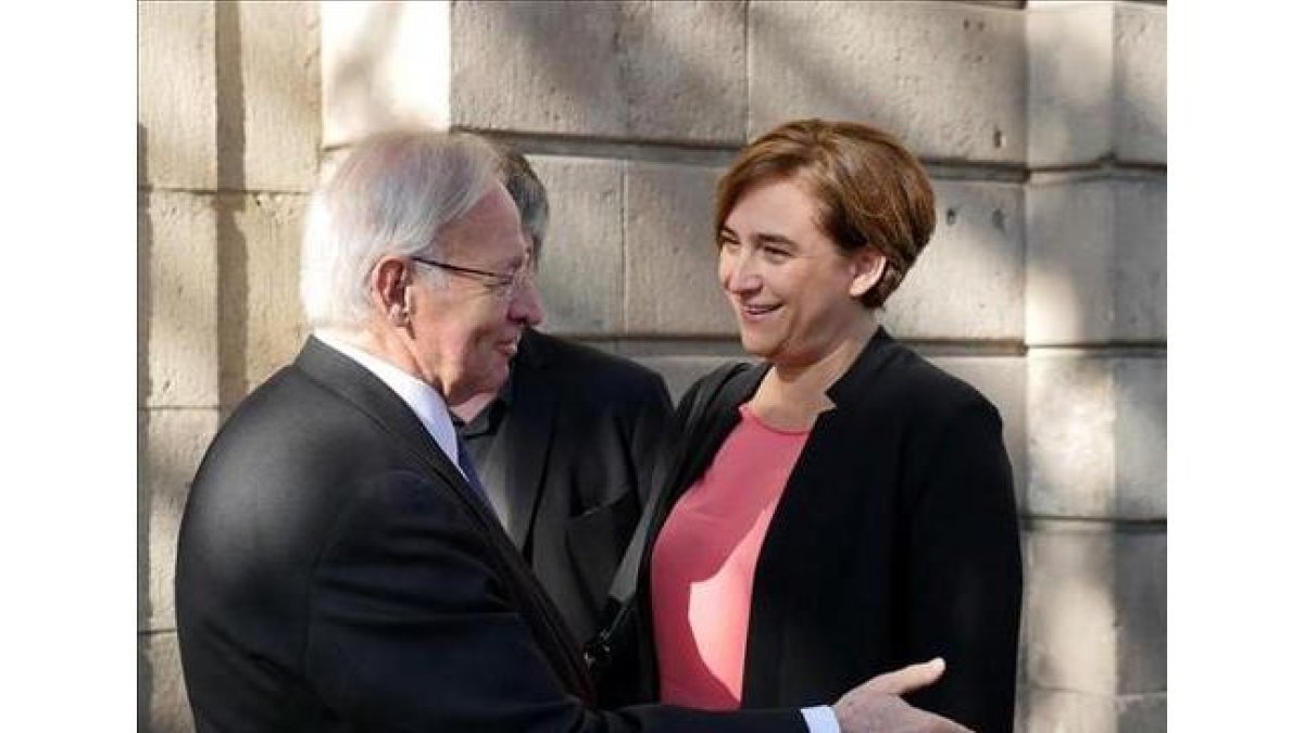 La alcaldesa Ada Colau y el presidente de la Cambra de Comerç de Barcelona, este jueves.
