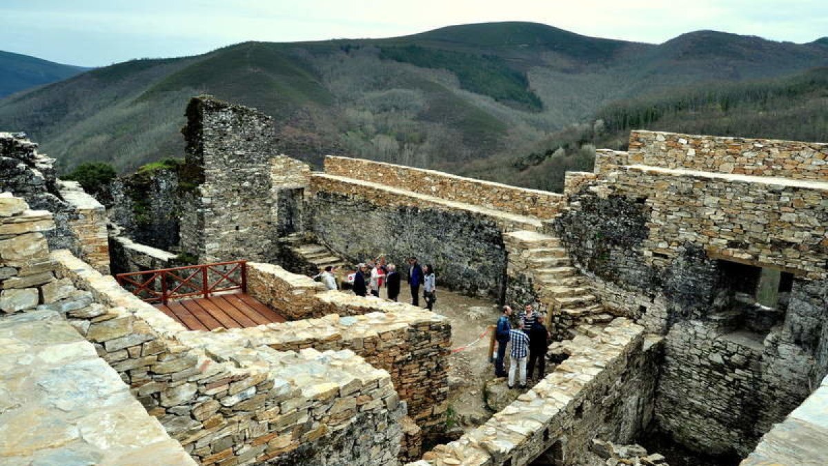 Muros en el interior del castillo en una imagen de archivo. DL