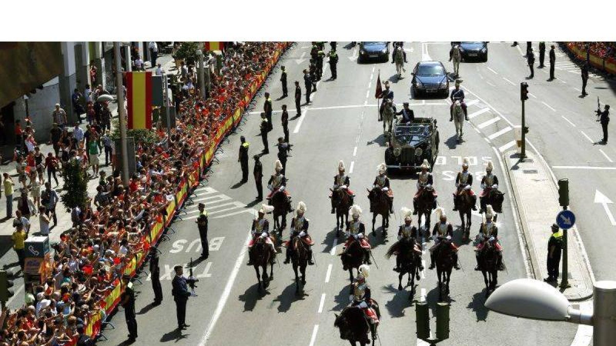 Paseo de Felipe y Letizia por las calles de Madrid tras su proclamación como Reyes de España, ayer.