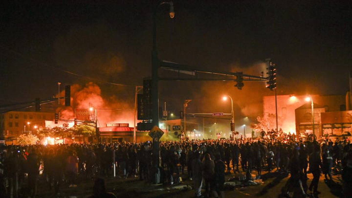 Protestas en Minneapolis anoche, cuando incendiaron la comisaría. CRAIG LASSIG