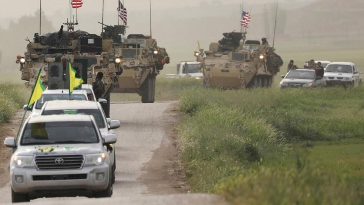 Convoy de fuerzas kurdas y de EEUU en Darbasiya, junto a la frontera entre Siria y Turquía.