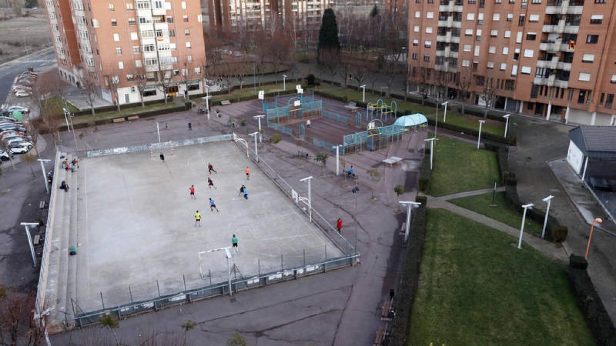 El campo de hierba artificial se colocará sobre la actual cancha polideportiva. MARCIANO