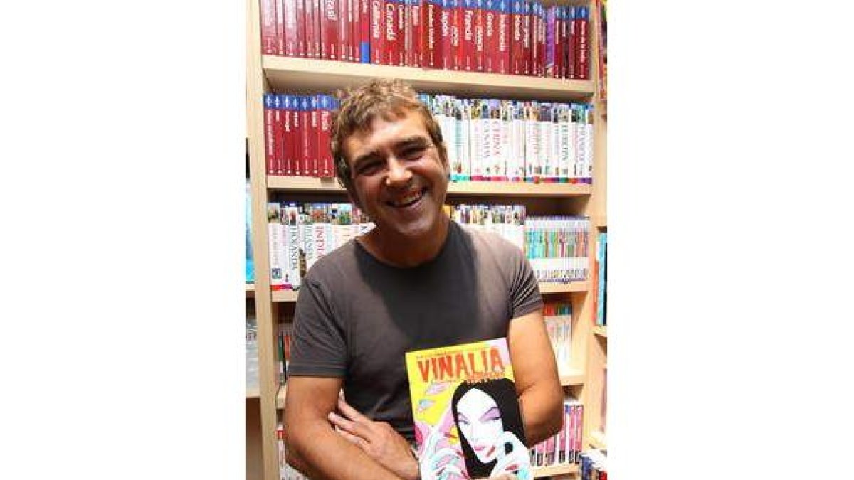 Vicente Muñoz con un ejemplar de «Vinalia Trippers».