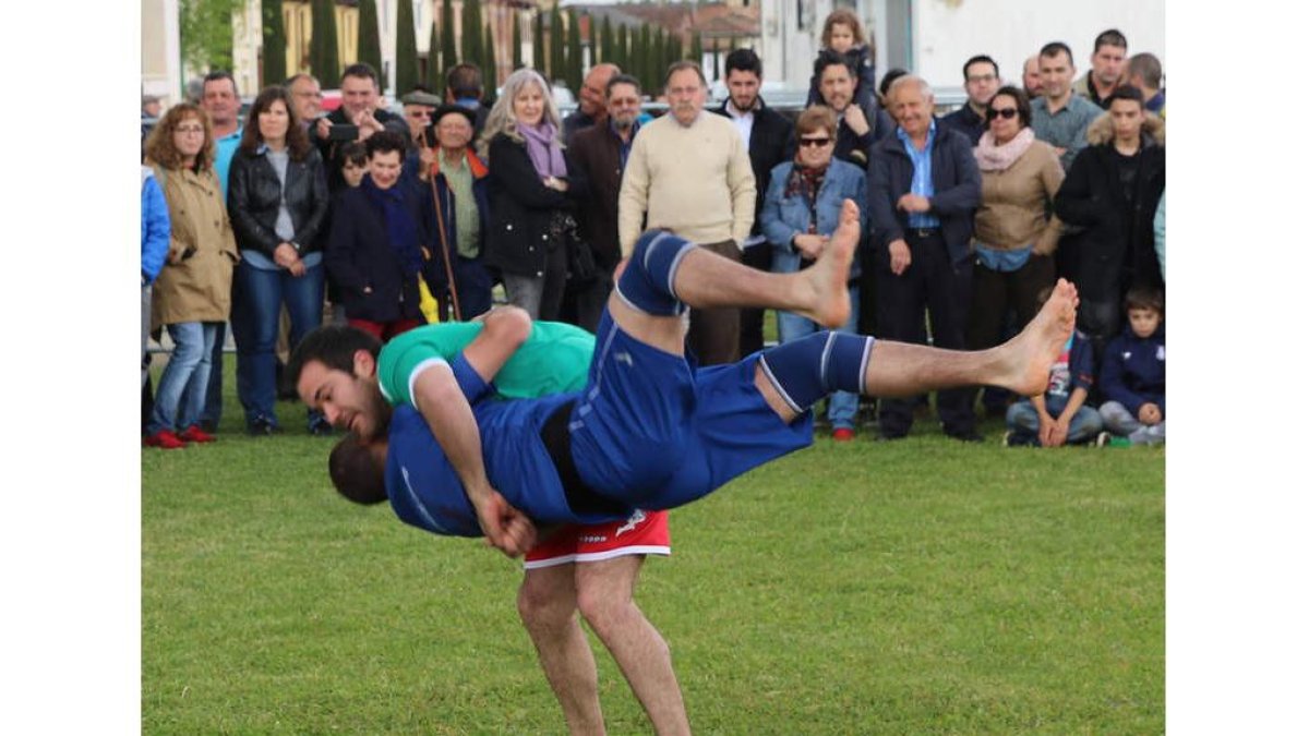 ‘A brazo partido’ y al cinto, cada exhibición siembra un corro. A. B.