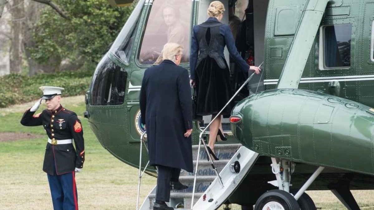 Trump y su hija Ivanka suben al helicóptero presidencial para acudir a recibir los restos del militar caído en Yemen, el 1 de febrero.