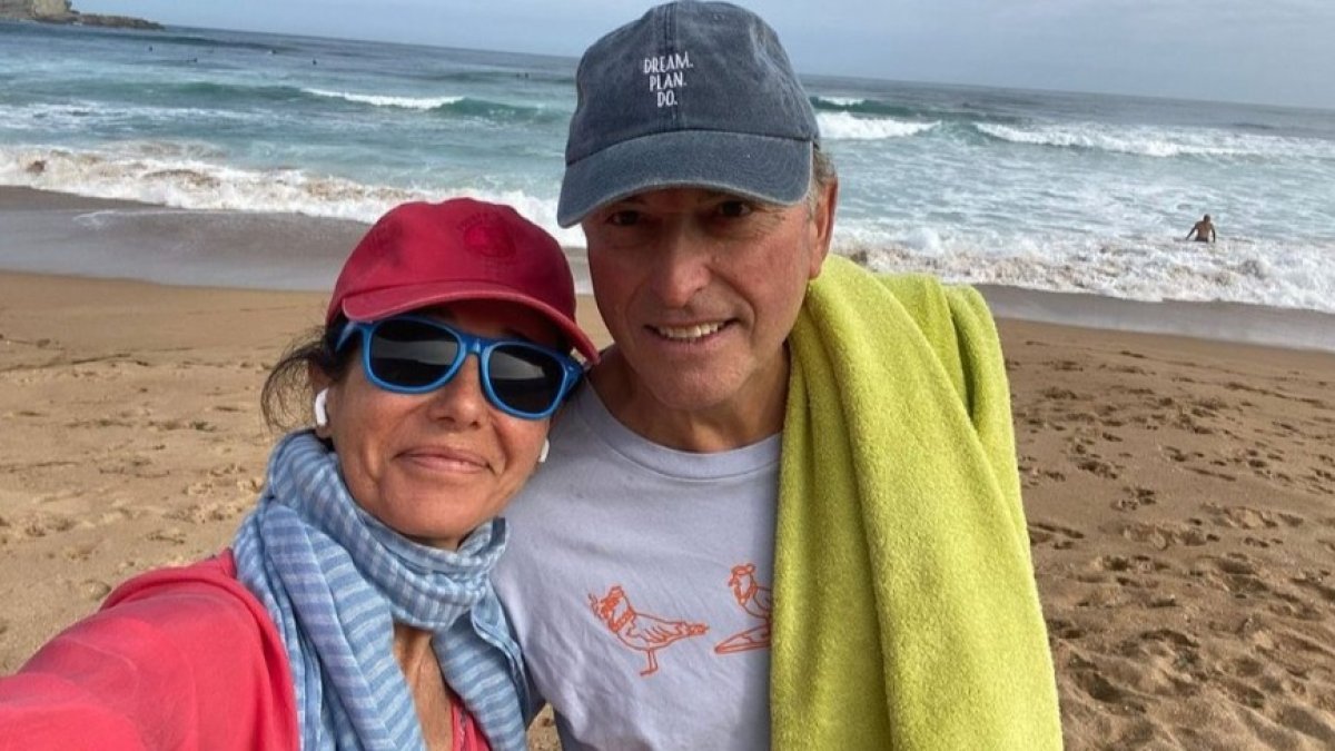 Ana Botín y su marido Guillermo Morenés, en una playa de Santander, tras comer "lentejas con chorizo picante de León". INSTAGRAM