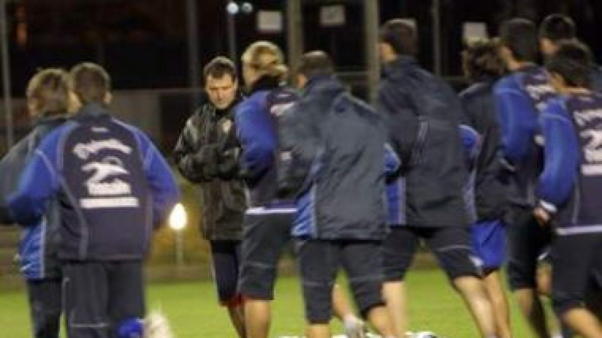 Viadero reunió a sus jugadores en Compostilla en la tarde de ayer en la primera sesión de trabajo de