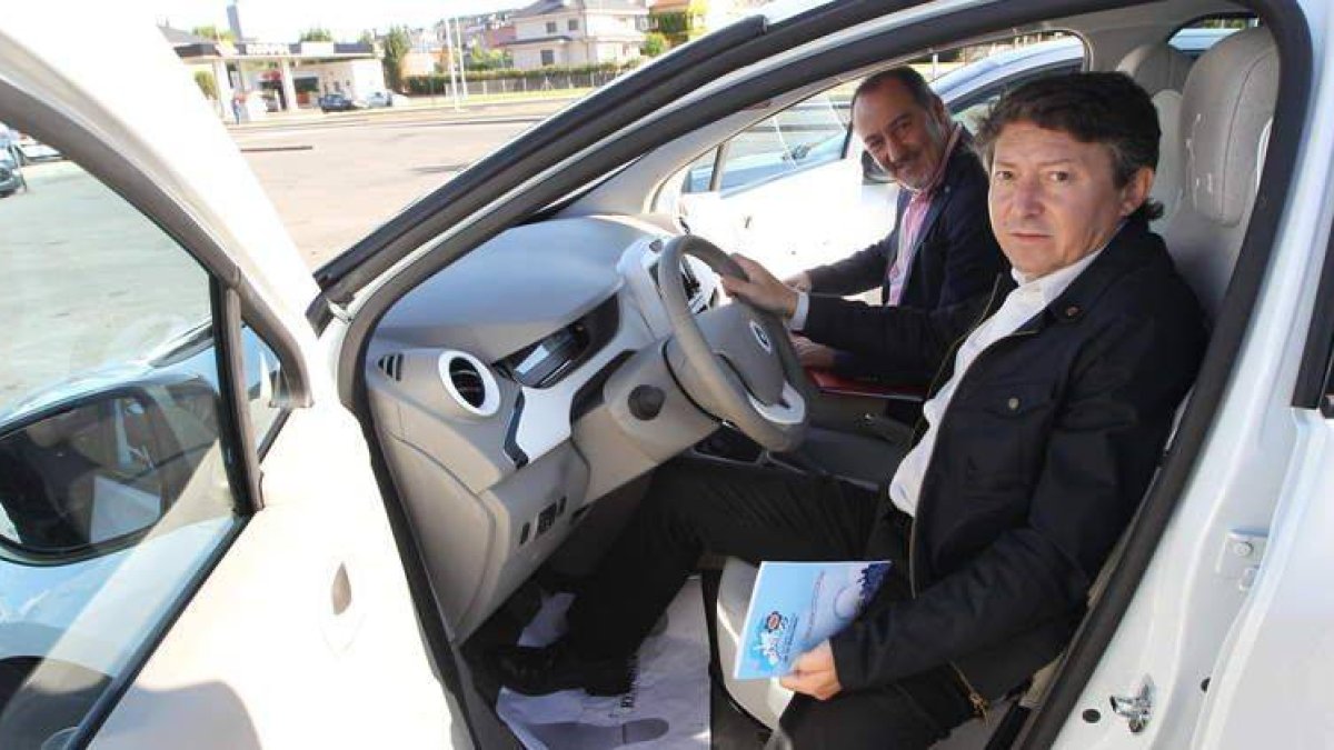 Folgueral y Merayo en la exposición de coches eléctricos de la Semana de la Movilidad.