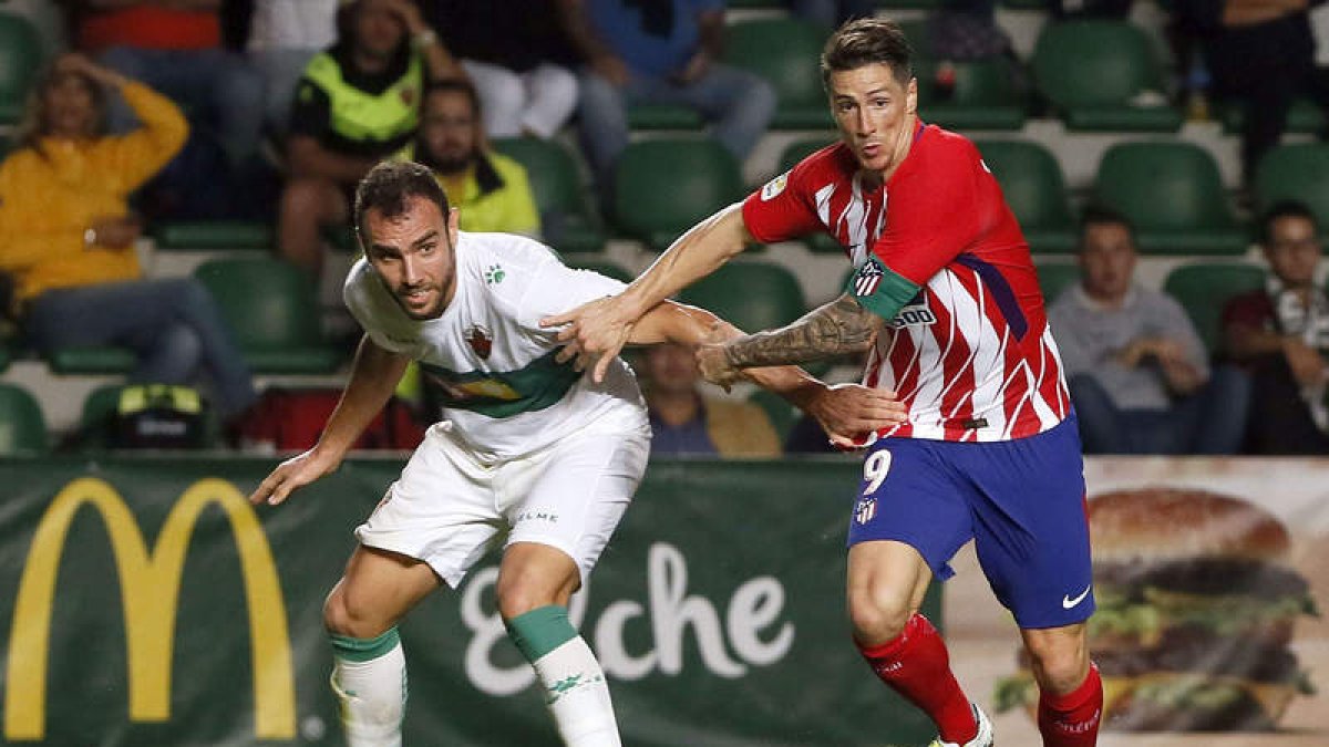 Fernando Torres y el defensa del Elche Gonzalo Verdú. LORENZO