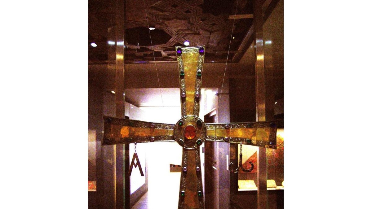 La cruz, que está en el Museo de León, fue un regalo del rey Ramiro II al Monasterio de Peñalba en el siglo X y desde entonces se ha convertido en un símbolo del Bierzo.