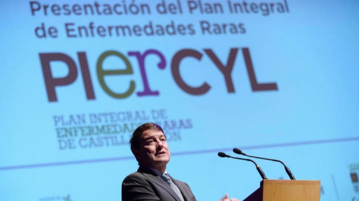 El presidente de la Junta, Alfonso Fernández Mañueco, en la presentación del Plan Integral de Enfermedades Raras. NACHO GALLEGO