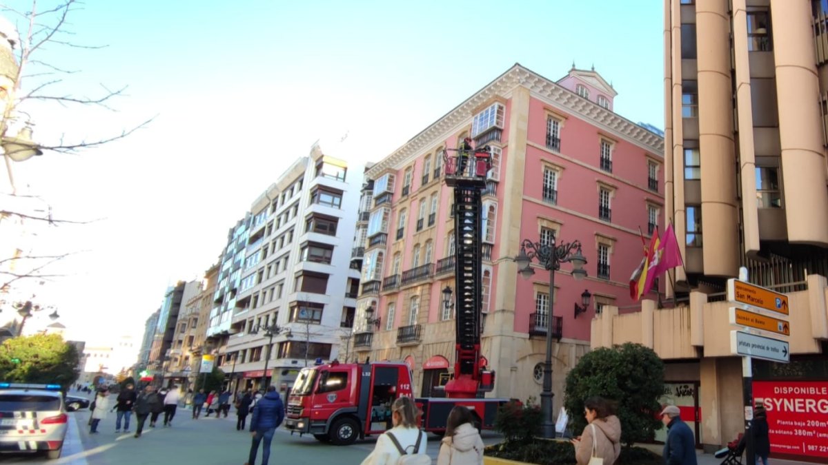 Los bomberos desplegando la escalera para reparar el lugar afectado. EDUARDO MARTÍNEZ PINTO