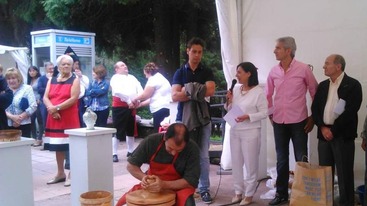 La inauguración de la Feria de Alfarería y un instante de la exhibición de entibadores.