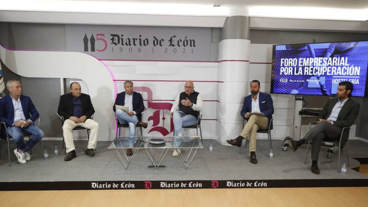 Javier Gómez (Camarote Madrid), José Gordón (El Capricho), Joaquín
S. Torné —director de Diario de León—, Martín Méndez (Asociación
de Hostelería y Turismo), Luis Miguel Seco (La Hacienda) y Antonio Vázquez (By Vamuca), durante la segunda jornada del Foro Empresarial por la Recuperación celebrada ayer en el Club de Prensa. RAMIRO