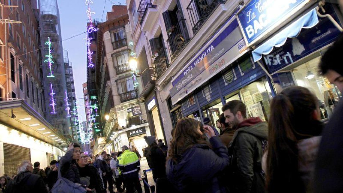 Colas ante una administración de lotería de Madrid días antes del sorteo de Navidad.