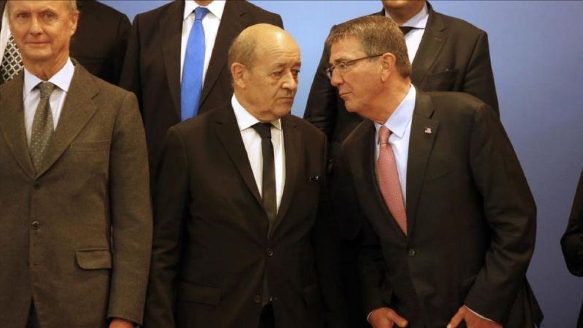 Carter (derecha) y Le Drian (centro) posan para una foto de grupo durante la reunión de ministros de Defensa de la coalición contra el EI, en París, este martes.