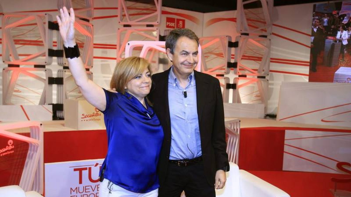 La candidata del PSOE al Parlamento Europeo, Elena Valenciano, y el ex presidente del Gobierno José Luis Rodríguez Zapatero, durante el acto celebrado hoy en la Casa de América
