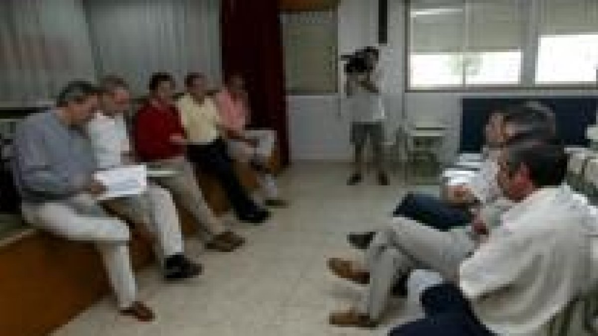 Losa, Villalba y Canedo, dirigieron ayer la reunión con los cargos públicos de los Ancares en Vega