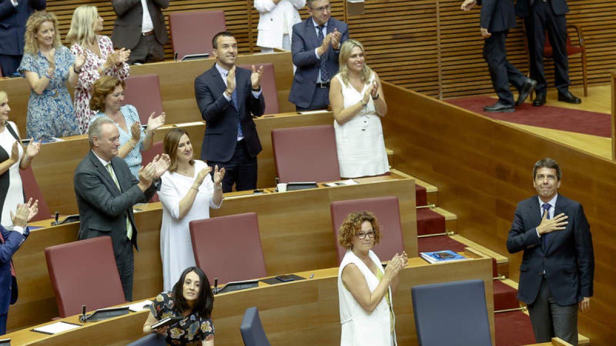 Mazón agradece los aplausos tras ser investido president de la Generalitat Valenciana, ayer. KAI FORSTERLING